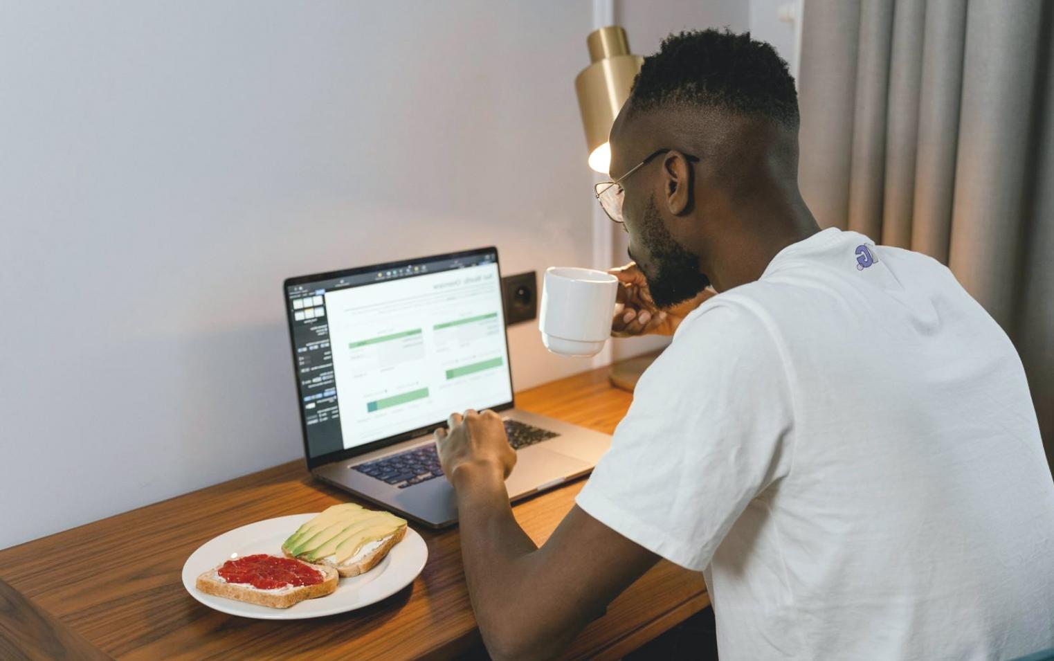 Studenten werken samen aan cross-platform game development projecten tijdens praktische sessies